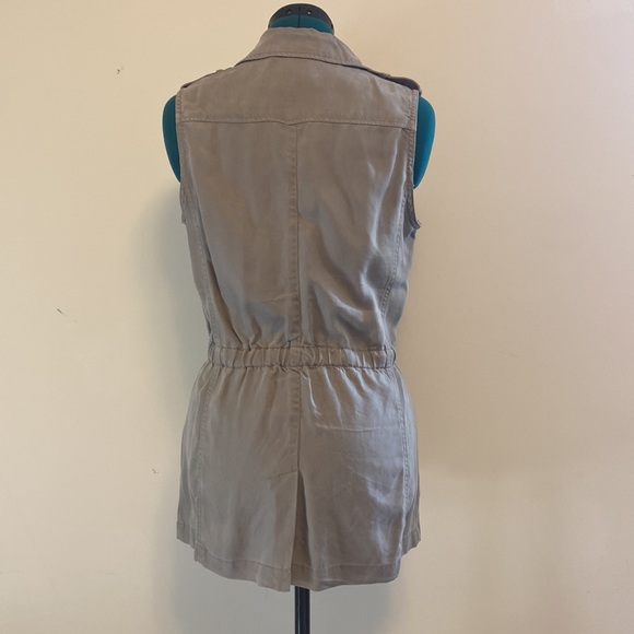 small taupe vest with zipper detail, two pockets and elastic waist band - Picture 8 of 10